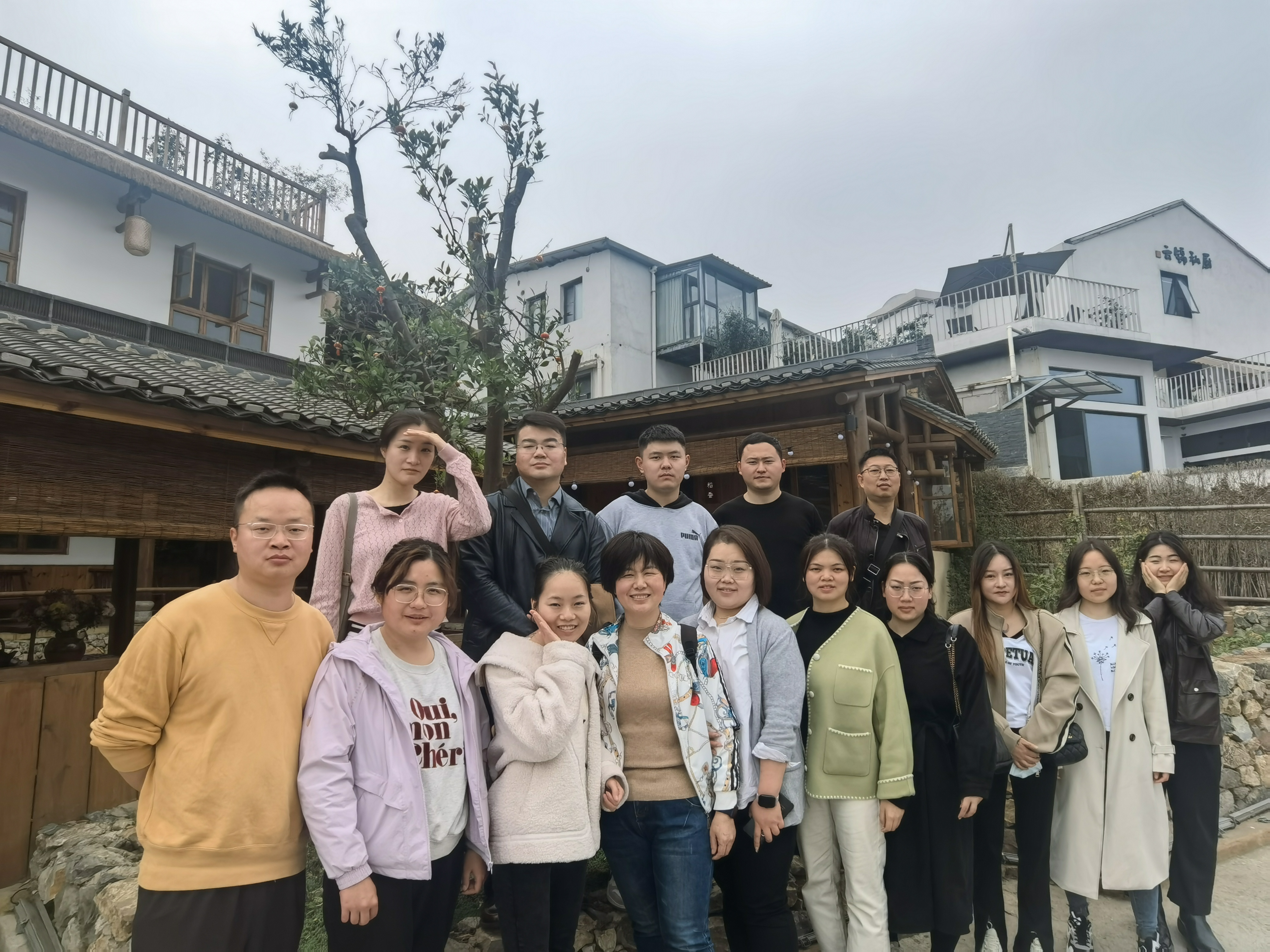 芬芳三月天 东湖踏青行——雍鸣所开展“三八”节主题活动(图1)